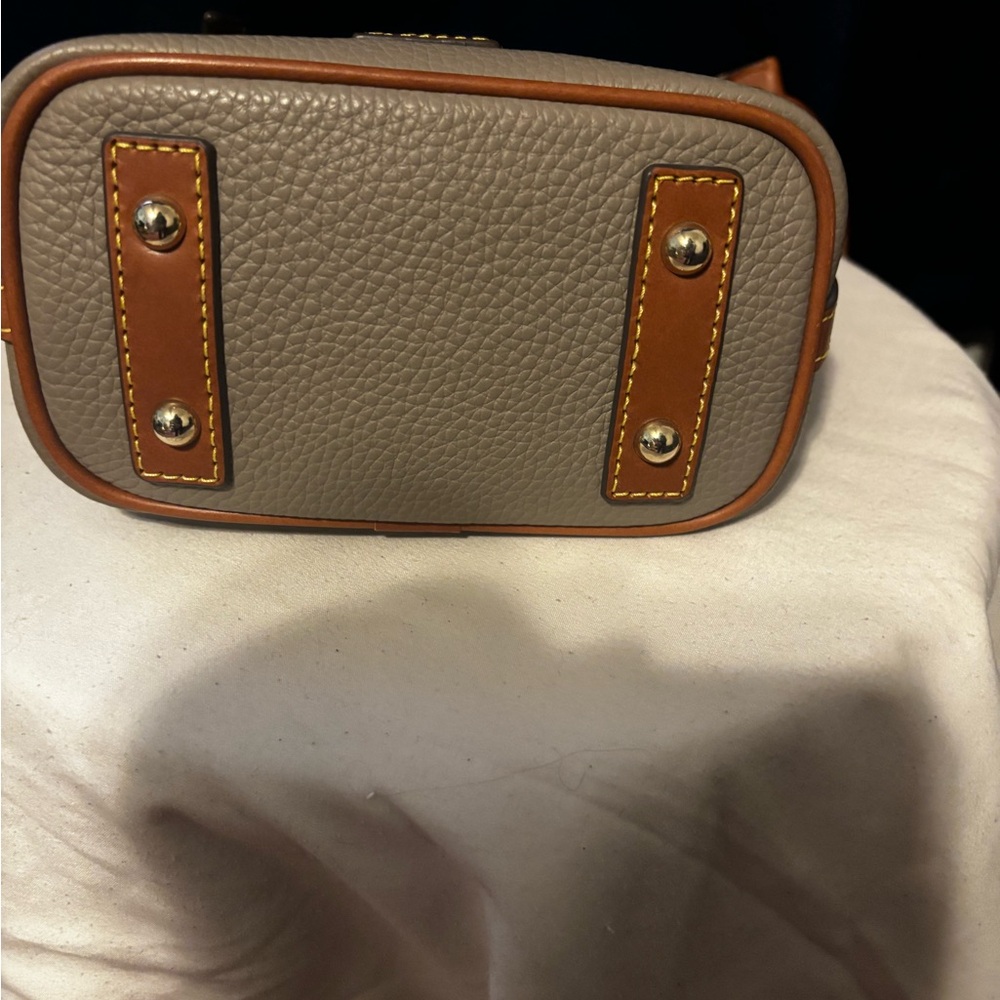 EUC Dooney & Burke Pebble Grain Small Zip Sac - Taupe- perfect condition - Picture 11 of 15